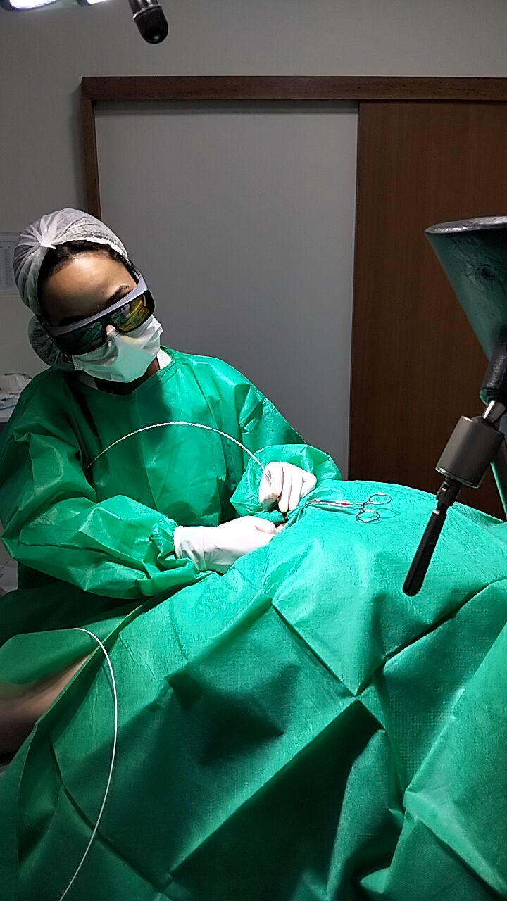 Dra. Vivian realizando procedimento a laser CO2