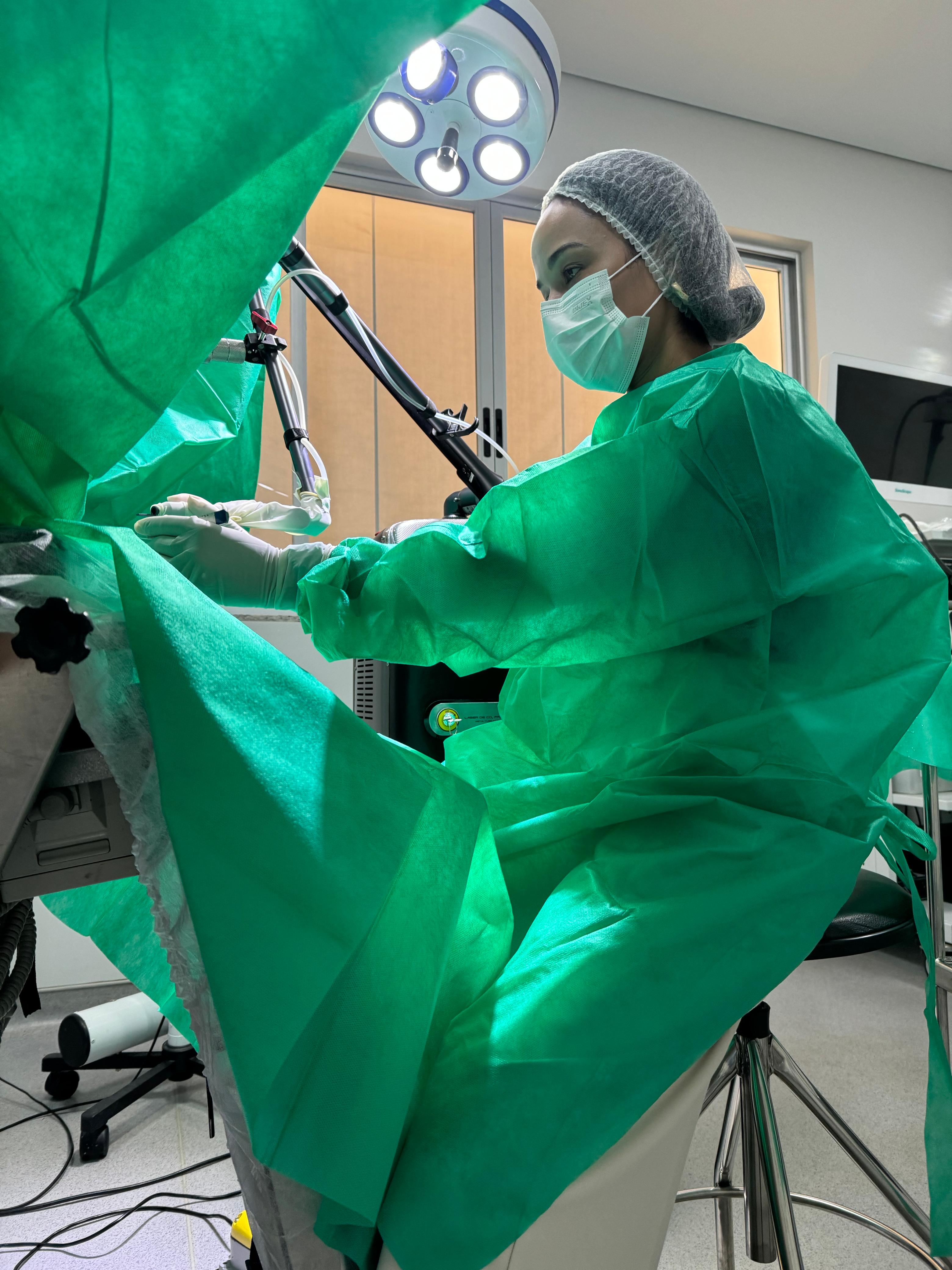 Dra. Vivian Lopes realizando procedimento a laser